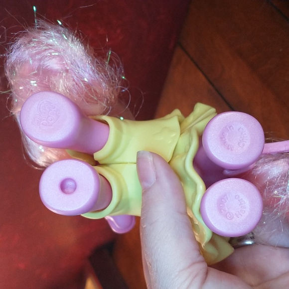 2007 Hasbro My Little Pony w/Hat, Outfit , Pull Along Pup & Comb - Picture 7 of 8